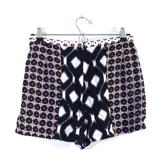 LF x Chandelier Black White Boho Floral Shorts 10 - Picture 2 of 6